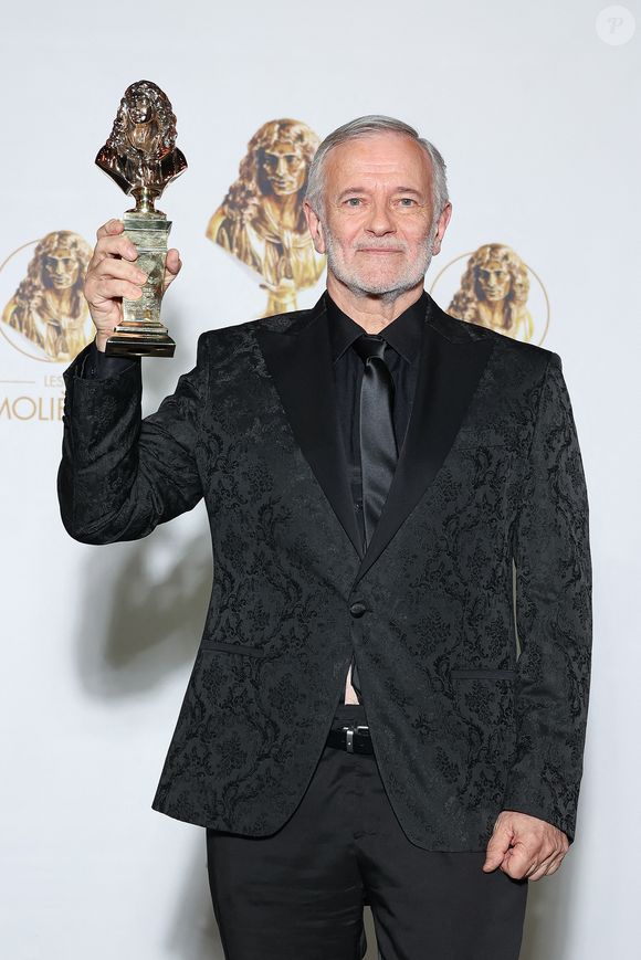Francis Huster pose avec le prix Molière d'honneur lors de la 35e cérémonie des Molières aux Folies Bergeres le 07 mai 2024 à Paris, France. Photo par Nasser Berzane/ABACAPRESS.COM