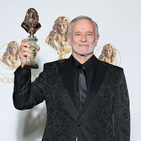 Francis Huster pose avec le prix Molière d'honneur lors de la 35e cérémonie des Molières aux Folies Bergeres le 07 mai 2024 à Paris, France. Photo par Nasser Berzane/ABACAPRESS.COM