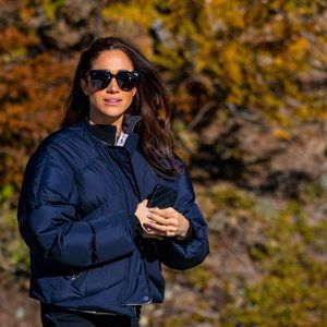 Meghan Markle a accompagné son message sur le réseau social d'une rare photo d'Archie : on le voit, de dos, regarder le coucher du soleil, sur une terrasse, au bord de la mer. La tête du garçon se confond, comme une éclipse, avec l'astre. Tout un symbole !

Meghan Markle lors d'une visite au camp d'entrainement des athlètes des Invictus Games 2024 à Whistler en Colombie Britannique le 15 février 2024. Backgrid USA / Bestimage