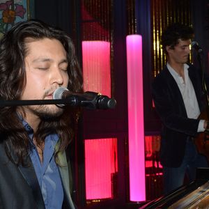 Archive - Lulu Gainsbourg chante au piano lors de la soirée pour les 80 ans du parfum "Pour Un Homme" de Caron au Théâtre du Renard à Paris, le 9 octobre 2014.  
Crédit : RACHID BELLAK / BESTIMAGE