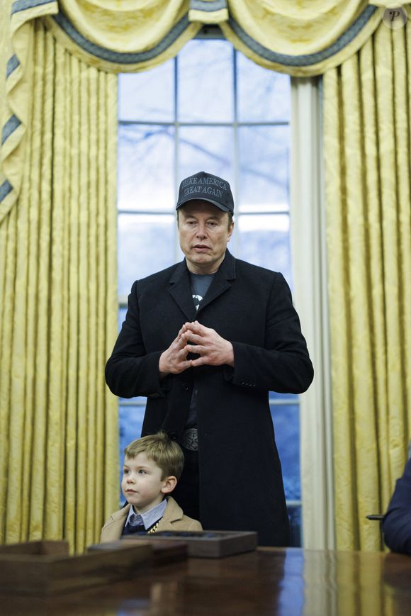 Le président Donald Trump et Elon Musk, accompagné de son fils X, donnent une conférence de presse pour défendre les premières coupes budgétaires du Department of Government Efficiency (DOGE) dirigé par le patron de Space X et Tesla.
Washington, le 11 février 2025.
©Photo Press Service / BESTIMAGE