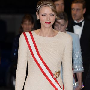 Avec ses diamants baguette et ses onze pierres poire, le diadème évoque l’écume des vagues.

La princesse Charlène de Monaco - La famille princière de Monaco arrive au gala "Bonsoir Monte-Carlo - Grande revue - Josephine Baker" à l'opéra de Monte-Carlo à l'occasion de la fête nationale le 19 novembre 2025.

© Olivier Huitel / Pool Monaco / Bestimage
