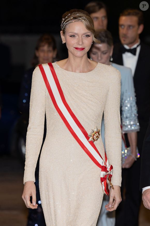 Avec ses diamants baguette et ses onze pierres poire, le diadème évoque l’écume des vagues.

La princesse Charlène de Monaco - La famille princière de Monaco arrive au gala "Bonsoir Monte-Carlo - Grande revue - Josephine Baker" à l'opéra de Monte-Carlo à l'occasion de la fête nationale le 19 novembre 2025.

© Olivier Huitel / Pool Monaco / Bestimage