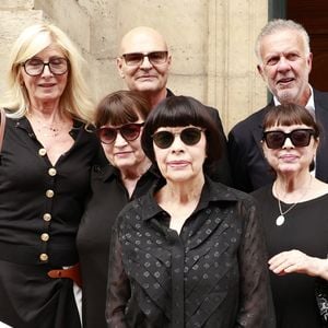 Exclusif - Mireille Mathieu avec ses deux soeurs Christiane et Monique Mathieu, Hervé Marc (manager et le fidèle collaborateur de la chanteuse) et le couple Jean et Catherine Madar lors de la cérémonie religieuse pour Olivier Echaudemaison en l'église Saint-Roch à Paris, France, le 7 septembre 2026. © Christophe Aubert/Bestimage