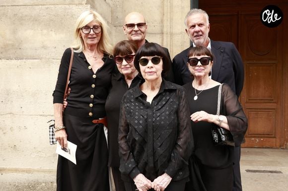 Exclusif - Mireille Mathieu avec ses deux soeurs Christiane et Monique Mathieu, Hervé Marc (manager et le fidèle collaborateur de la chanteuse) et le couple Jean et Catherine Madar lors de la cérémonie religieuse pour Olivier Echaudemaison en l'église Saint-Roch à Paris, France, le 7 septembre 2026. © Christophe Aubert/Bestimage