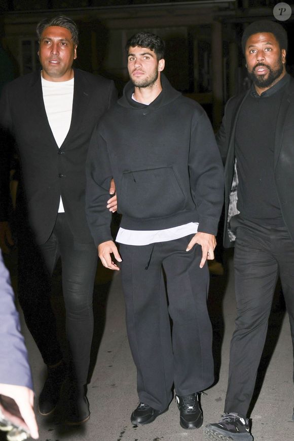Carlos Alcaraz est allé fêter sa victoire avec ses amis dans un restaurant à Paris le 8 juin 2025. Backgrid USA / Bestimage