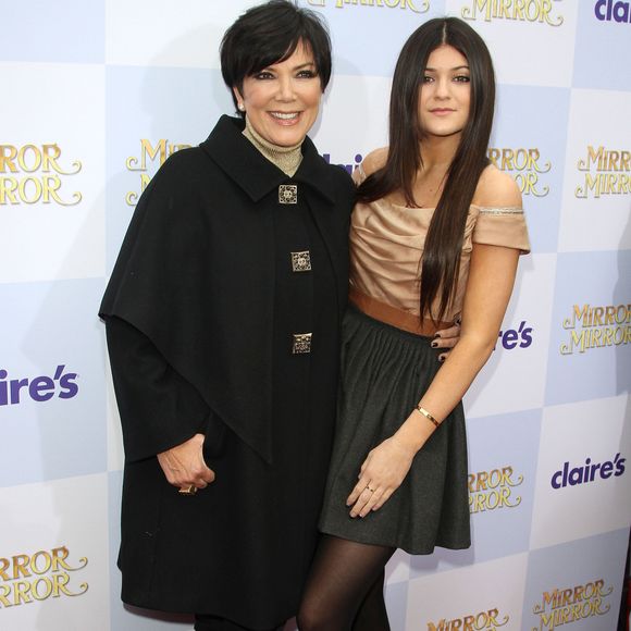 Il faut dire que Kylie Jenner n'avait pas d'autres choix que de jouer le jeu de la télé-réalité Kardashian, imposée par sa famille alors qu'elle n'était qu'une adolescente...

Kris Jenner et Kylie Jenner à l'avant-première du film "Mirror" à Los Angeles, le 17 mars 2012. FAMEFLYNET / BESTIMAGE