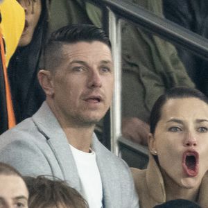La mannequin internationale Adriana Lima a admiré la prestation des Parisiens avec son compagnon Andre Lemmers

Chad Zem, Michou, Adriana Lima et son compagnon Andre Lemmers, Benjamin Millepied et son fils Aleph - Célébrités des les tribunes lors du match aller du quart de finale de Ligue des champions entre le PSG et Aston Villa (3-1) au Parc des Princes à Paris le 9 avril 2025. © Cyril Moreau/Bestimage