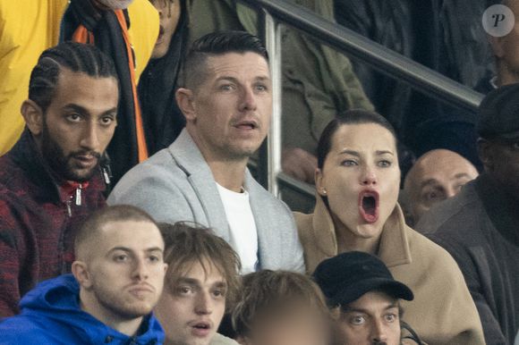 La mannequin internationale Adriana Lima a admiré la prestation des Parisiens avec son compagnon Andre Lemmers

Chad Zem, Michou, Adriana Lima et son compagnon Andre Lemmers, Benjamin Millepied et son fils Aleph - Célébrités des les tribunes lors du match aller du quart de finale de Ligue des champions entre le PSG et Aston Villa (3-1) au Parc des Princes à Paris le 9 avril 2025. © Cyril Moreau/Bestimage
