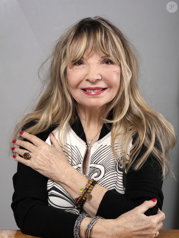 Débouté par la justice, le propriétaire a tenté d’alerter l’opinion en accrochant une banderole dénonçant "5 ans de loyers impayés" devant l’immeuble.

Ruinée, la chanteuse égérie de Claude François, Annie Philippe, ne paie plus son luxueux logement de Boulogne - Portrait de Annie Philippe