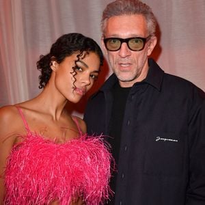 Vincent Cassel et sa femme Tina Kunakey - Photocall en front row du défilé "Le Raphia" de la maison Jacquemus au Bourget le 12 décembre 2022.

© Veeren / Clovis / Bestimage