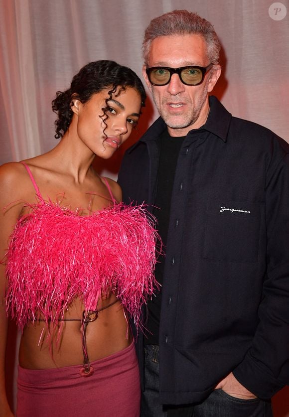 Vincent Cassel et sa femme Tina Kunakey - Photocall en front row du défilé "Le Raphia" de la maison Jacquemus au Bourget le 12 décembre 2022.

© Veeren / Clovis / Bestimage