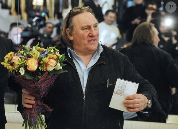 Gerard Depardieu montre fierement son passeport de citoyen Russe lors de sa visite a Saransk. Il aura pour adresse d'enregistrement la "rue de la Democratie". Le 23 février 2013
ITAR TASS / BESTIMAGE
