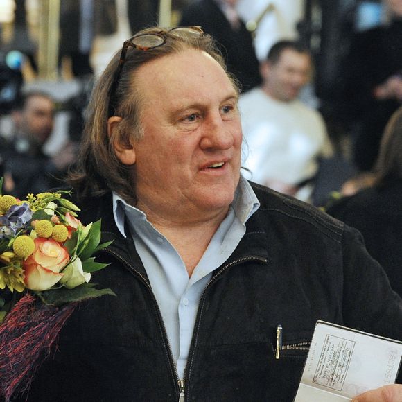 Gerard Depardieu montre fierement son passeport de citoyen Russe lors de sa visite a Saransk. Il aura pour adresse d'enregistrement la "rue de la Democratie". Le 23 février 2013
ITAR TASS / BESTIMAGE