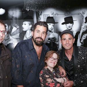 Mais les stars de la soirée, c'était sans aucun doute les comédiens d'"Un p'tit truc en plus" ! 

Gad Abecassis, Artus, Marie Colin, Philippe Shangti, lors de la présentation de l'œuvre "No Judgement here" de Philippe Shangti avec l'équipe du film "Un p'tit truc en plus" au studio Harcourt à Paris le 4 juin 2025. © Jack Tribeca / Bestimage