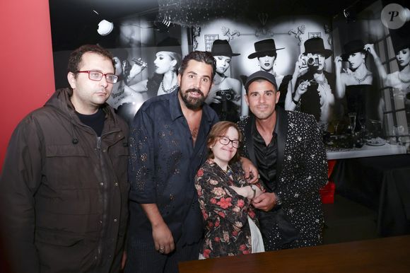 Mais les stars de la soirée, c'était sans aucun doute les comédiens d'"Un p'tit truc en plus" ! 

Gad Abecassis, Artus, Marie Colin, Philippe Shangti, lors de la présentation de l'œuvre "No Judgement here" de Philippe Shangti avec l'équipe du film "Un p'tit truc en plus" au studio Harcourt à Paris le 4 juin 2025. © Jack Tribeca / Bestimage