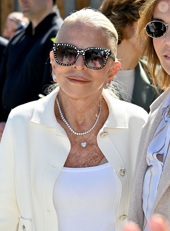 Enfin, Tina Green a attiré tous les regards avec ses lunettes XXL monogrammées issues de la collaboration Louis Vuitton X Yayoi Kusama !

Tina Green lors de la visite des nouveaux locaux de la SPA de Monaco. © Bruno Bebert/Bestimage