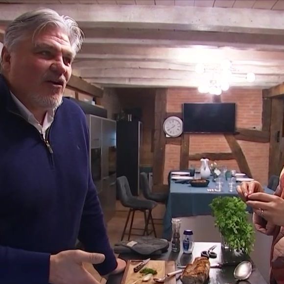 Ils ont alors dû composer un menu pour quatre personnes, le tout pour moins de 30 euros. À cela s’ajoutait une difficulté supplémentaire : un thème imposé, la crème.

David Douillet et sa femme Vanessa dans leur cuisine dans l'Ain -  Samedi 6 décembre 2025