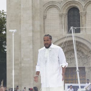 Slimane lors du dernier relais de La Flamme Olympiques avant la cérémonie d'ouverture des Jeux Olympiques (JO) de Paris 2024 à Saint-Denis, Seine Saint-Denis, France, le 26 juillet 2024. © Melloul-Tribeca/Bestimage