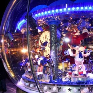 Le prince Albert II de Monaco, la princesse Charlene et leurs enfants la princesse Gabriella et le prince héréditaire Jacques lancent les illuminations de Noël en Principauté, depuis la place du Casino à Monaco, le 29 novembre 2025. La famille princière est accompagnée par Stéphane Valéri, le président délégué de la Société des Bains de Mer de Monaco, et le ministre d'Etat de la Principauté, Christophe Mirmand. © Bruno Bebert/Bestimage