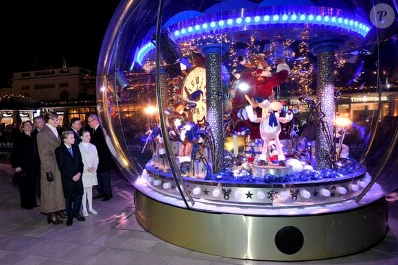 Le prince Albert II de Monaco, la princesse Charlene et leurs enfants la princesse Gabriella et le prince héréditaire Jacques lancent les illuminations de Noël en Principauté, depuis la place du Casino à Monaco, le 29 novembre 2025. La famille princière est accompagnée par Stéphane Valéri, le président délégué de la Société des Bains de Mer de Monaco, et le ministre d'Etat de la Principauté, Christophe Mirmand. © Bruno Bebert/Bestimage