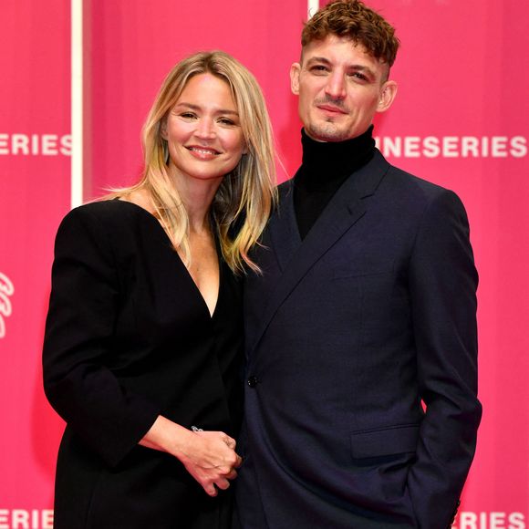 Virginie Efira et son compagnon Niels Schneider durant la seconde soirée du 4eme Canneseries au Palais des Festivals à Cannes, le 9 octobre 2021. Le festival se déroule jusqu'au 13 octobre. © Bruno Bebert / Bestimage