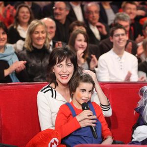 Lio et ses enfants Léa, Garance et Diego lors de l'émission "Vivement dimanche" consacrée aux chansons des années 80.