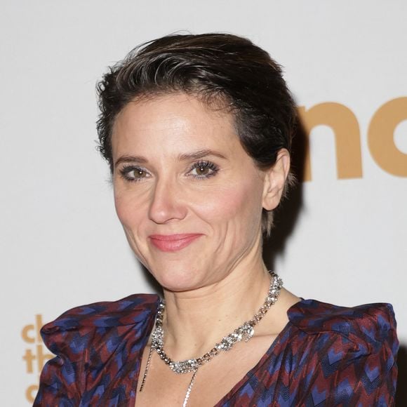 La journaliste Mélanie Taravant concilie avec une grande rigueur l'animation très matinale de "Télématin" et sa vie de famille.

Mélanie Taravant - Gala de la Fondation Chaillot au théâtre National de Chaillot à Paris le  © Coadic Guirec/Bestimage