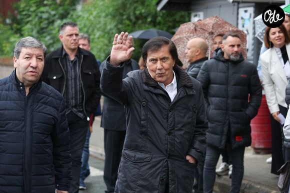 "Mon père est parti" peut-on lire dans son message sur Facebook dans lequel elle indique qu'elle communiquera prochainement la date et le lieu des obsèques

Exclusif - Laurent Comtat (manager du défunt), Frank Michael - Funérailles de Claude Barzotti à Court-Saint-Étienne en Belgique. Le 1er juillet 2023 Agence / Bestimage