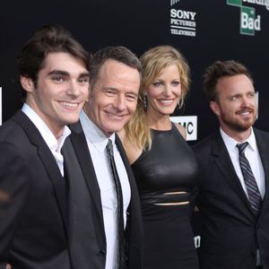 Dans Breaking Bad, RJ Mitte incarnait Walter White Jr. Ce garçon atteint de paralysie cérébrale voyait peu à peu sa famille s’effondrer, sans rien savoir des activités criminelles de son père. Dans la vie, l’acteur vivait lui aussi avec cette pathologie.
Bryan Cranston, Aaron Paul, Anna Gunn, RJ Mitte - Premiere de la serie "Breaking Bad" a Culver City, le 25 juillet 2013.
