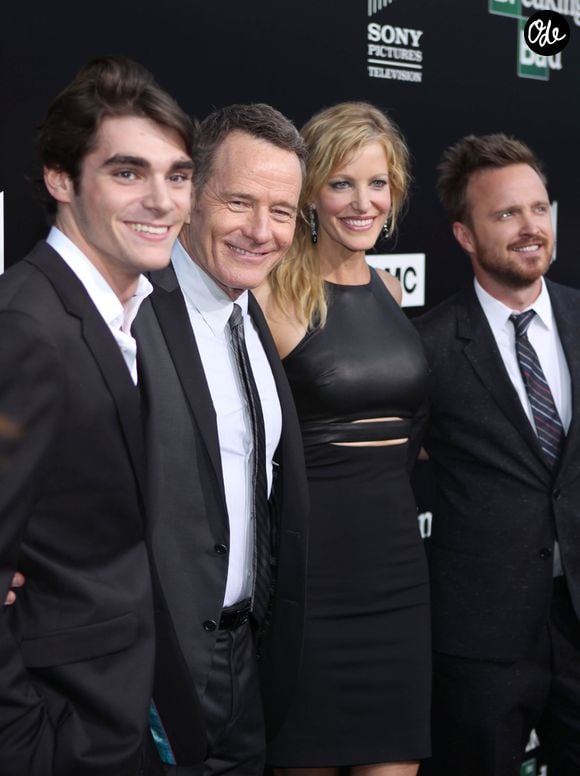 Dans Breaking Bad, RJ Mitte incarnait Walter White Jr. Ce garçon atteint de paralysie cérébrale voyait peu à peu sa famille s’effondrer, sans rien savoir des activités criminelles de son père. Dans la vie, l’acteur vivait lui aussi avec cette pathologie.

Bryan Cranston, Aaron Paul, Anna Gunn, RJ Mitte - Premiere de la serie "Breaking Bad" a Culver City, le 25 juillet 2013.