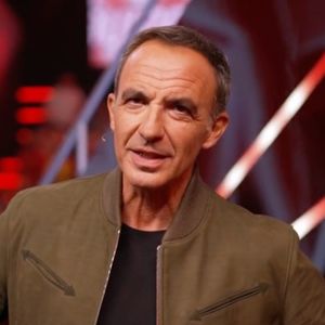 Ce samedi 8 février 2025, les aficionados étaient aux anges puisque la seconde partie des auditions à l'aveugle de la 14ème saison a été dévoilée. Comme à son habitude, Nikos Aliagas était au rendez-vous pour piloter l'émission !

Nikos Aliagas sur le plateau de "The Voice" lors des auditions à l'aveugle ce samedi 8 février 2025. (Capture d'écran - The Voice - TF1).