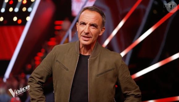 Ce samedi 8 février 2025, les aficionados étaient aux anges puisque la seconde partie des auditions à l'aveugle de la 14ème saison a été dévoilée. Comme à son habitude, Nikos Aliagas était au rendez-vous pour piloter l'émission !

Nikos Aliagas sur le plateau de "The Voice" lors des auditions à l'aveugle ce samedi 8 février 2025. (Capture d'écran - The Voice - TF1).