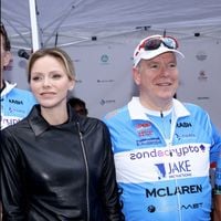 Quand Albert de Monaco mouille le maillot, la princesse Charlene joue les supportrices rock en cuir
