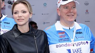 Quand Albert de Monaco mouille le maillot, la princesse Charlene joue les supportrices rock en cuir