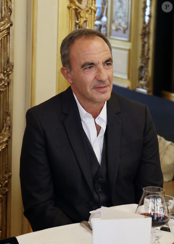 "'Ne la regardez pas dans le couloir, baissez les yeux'. On l'a vécu ça", s'est souvenu Nikos Aliagas.

Exclusif - Nikos Aliagas lors de la nomination de Stéphane Bern comme Pape du Patrimoine lors de la Saint Clément au restaurant Alain Ducasse Baccarat, à Paris, France, le 20 novembre 2025. © Denis Guignebourg/Bestimage
