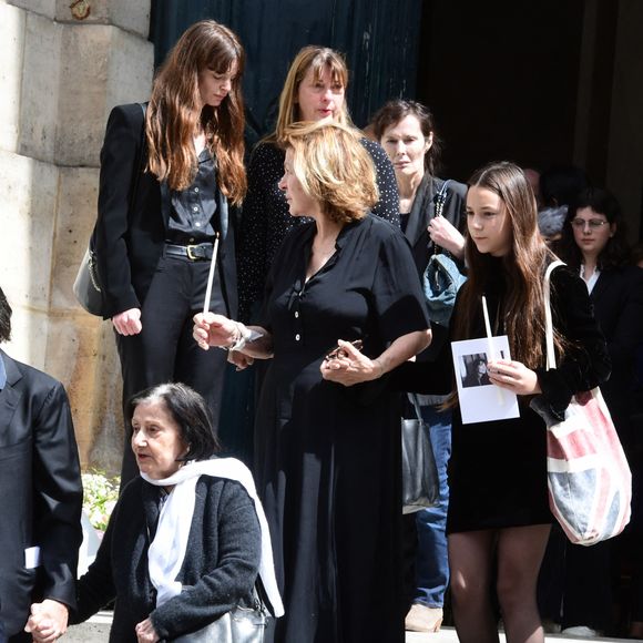 Yvan Attal et sa mère, Gabrielle Crawford, Jo Attal, Bambou - Sorties des obsèques de Jane Birkin en l'église Saint-Roch à Paris. Le 24 juillet 2023 © Jacovides-KD Niko / Bestimage