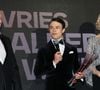 C'est le néerlandais, Nyck de Vries qui a reçu son trophée des mains du couple princier.

Le prince Albert II de Monaco et la princesse Charlene de Monaco, Nyck de Vries à la Soirée du Monaco E-Prix 2026 à l'hôtel de Paris à Monaco, le 17 mai 2026.  © Claudia Albuquerque / Bestimage