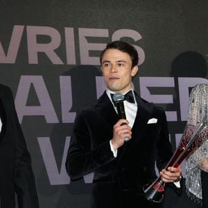 C'est le néerlandais, Nyck de Vries qui a reçu son trophée des mains du couple princier.
Le prince Albert II de Monaco et la princesse Charlene de Monaco, Nyck de Vries à la Soirée du Monaco E-Prix 2026 à l'hôtel de Paris à Monaco, le 17 mai 2026. © Claudia Albuquerque / Bestimage