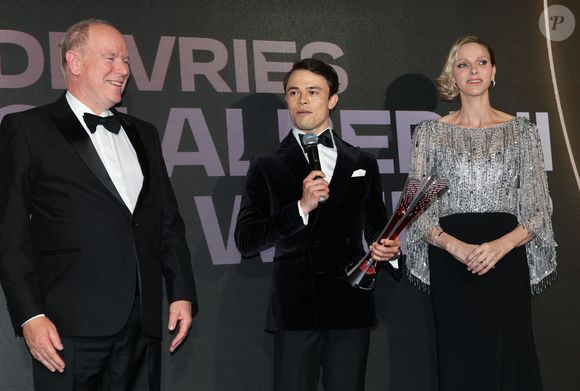 C'est le néerlandais, Nyck de Vries qui a reçu son trophée des mains du couple princier.

Le prince Albert II de Monaco et la princesse Charlene de Monaco, Nyck de Vries à la Soirée du Monaco E-Prix 2026 à l'hôtel de Paris à Monaco, le 17 mai 2026.  © Claudia Albuquerque / Bestimage