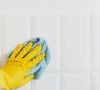 Cette préparation maison sous forme de pâte souple permet de raviver les semelles de baskets et de détacher les parois murales.