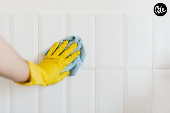 Cette préparation maison sous forme de pâte souple permet de raviver les semelles de baskets et de détacher les parois murales.