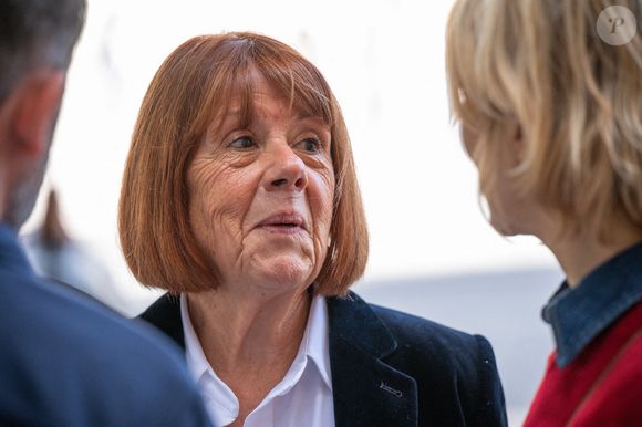 Gisèle Pelicot quitte la cour d'appel à l'heure du déjeuner lors du troisième jour du procès en appel de l'un des co-accusés dans l'affaire dite du viol de Mazan à Nîmes, France, le 8 octobre 2025. Photo par Laurent Coust/ABACAPRESS.COM