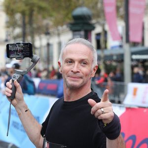 "Évidemment que j'ai un compte Only Fans, les gars, j'ai perdu 75% de mes revenus télés, il faut bien compenser, je fais feu de tout bois. Twitch, YouTube, TikTok, Instagram et donc Only Fans", a-t-il plaisanté.

Samuel Etienne - People au "Marathon Pour Tous", épreuve grand-public des Jeux Olympiques de Paris 2024 sur les Champs-Elysées à Paris le 31 octobre 2021. © Panoramic/Bestimage