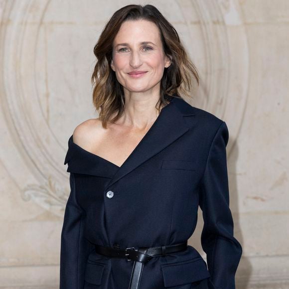 Ainsi que celle de Camille Cottin, très jolie en bleu marine

Camille Cottin - Arrivées au défilé Christian Dior au Musée Rodin pour la Collection Haute Couture Printemps/Eté 2025 lors de la Fashion Week de Paris (PFW), France,le 27 janvier 2025. © Olivier Borde/Bestimage