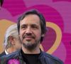 Les longs-métrages étaient très attendus par les fans, mais une bataille judicaire a retardé leur diffusion.

Alexandre Astier avec la rose qui porte son nom a avoué adorer la rose Louis de Funès de la Maison Meilland.  © Sandrine Thesillat/Panoramic/Bestimage