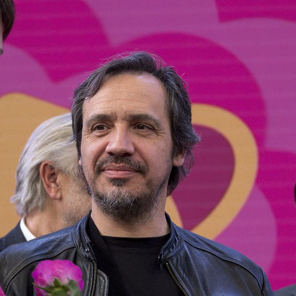 Les longs-métrages étaient très attendus par les fans, mais une bataille judicaire a retardé leur diffusion.

Alexandre Astier avec la rose qui porte son nom a avoué adorer la rose Louis de Funès de la Maison Meilland.  © Sandrine Thesillat/Panoramic/Bestimage