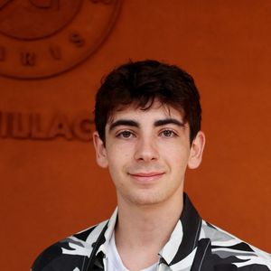 Et il est parti dans les rues de Los Angeles pour faire écouter le morceau à des passants.

Leon Bruel au village lors des Internationaux de France de Tennis de Roland Garros 2025, à Paris, France, le 2 Juin 2025. © Jacovides-Moreau/Bestimage