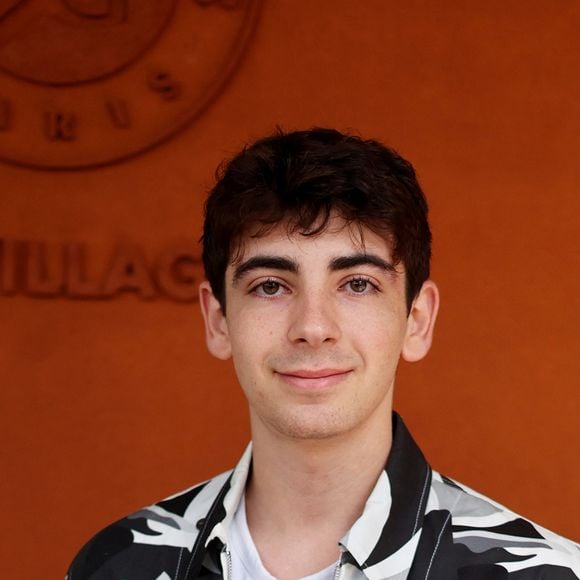 Et il est parti dans les rues de Los Angeles pour faire écouter le morceau à des passants.

Leon Bruel au village lors des Internationaux de France de Tennis de Roland Garros 2025, à Paris, France, le 2 Juin 2025. © Jacovides-Moreau/Bestimage