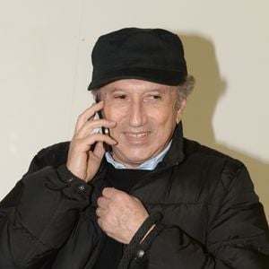 Animateur ultra-célèbre et véritable pilier du paysage audiovisuel français, Michel Drucker a fait ses premières armes derrière un micro en tant que commentateur sportif. 

Exclusif -  Michel Drucker (casquette) et sa chienne Isia - Mylène Demongeot (présidente du comité d'honneur du refuge de l'Arche de Chateau-Gontier) a reçu en exclusivité Michel Drucker (casquette) et sa femme Dany Saval au refuge de l'Arche à Château-Gontier à l'occasion du deuxième week-end de la protection animale le 1er mai 2015.